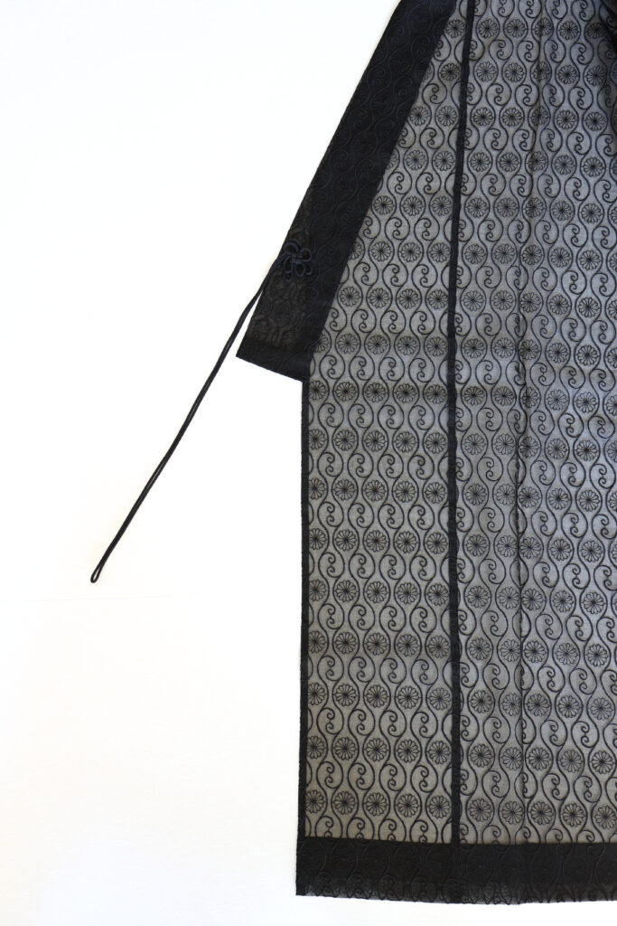 うすものコートの衿先