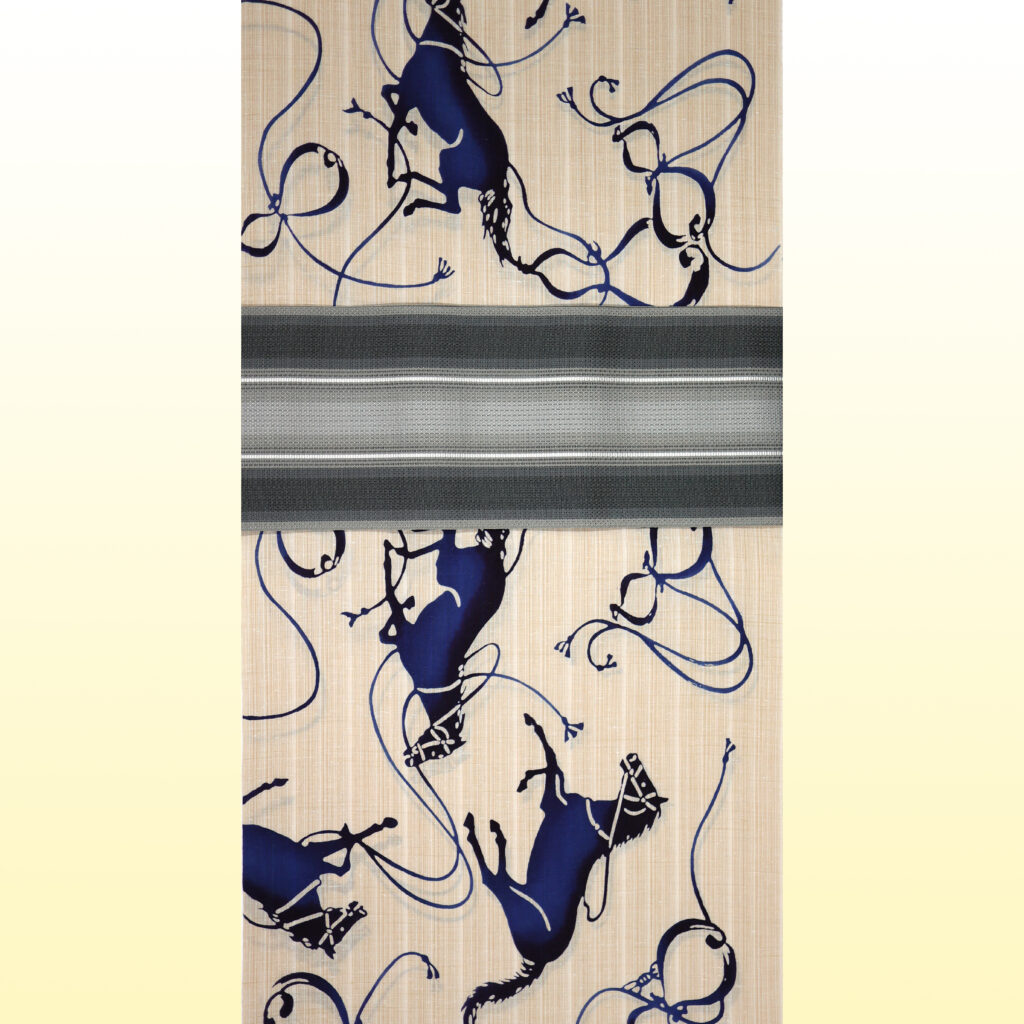 紬生地の浴衣の反物。ベージュ地に瓢箪から駒の柄の浴衣に、グレーの紗の四寸帯を合わせている。